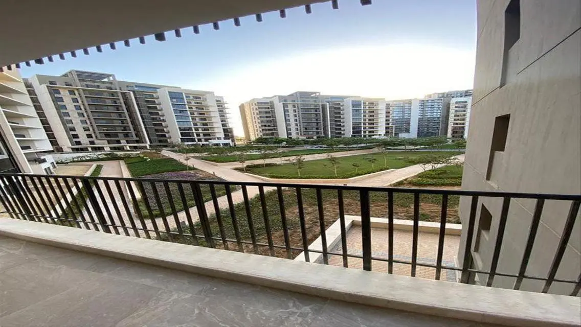Luxury Apartment with Lake View and Full Amenities