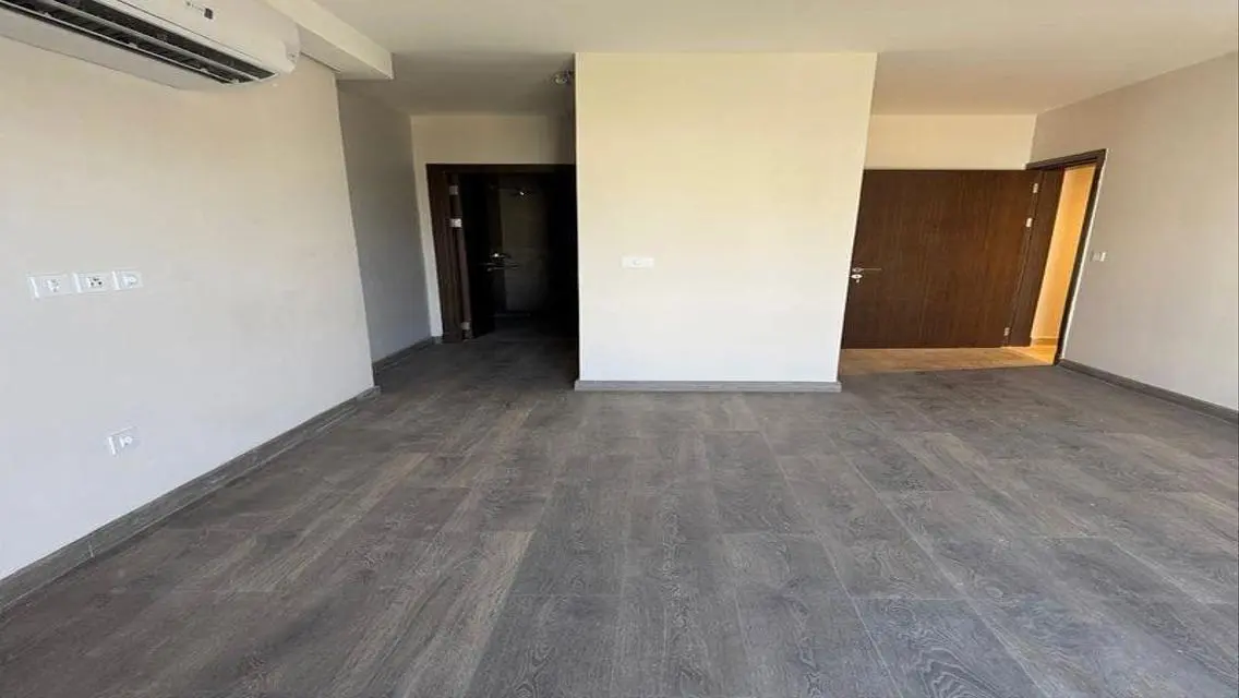 Luxury Apartment with Lake View and Full Amenities