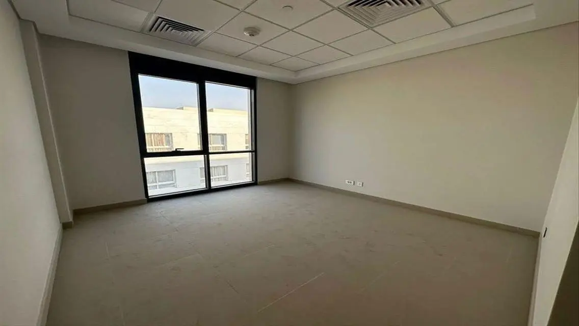 Luxury Apartment with Lake View and Full Amenities