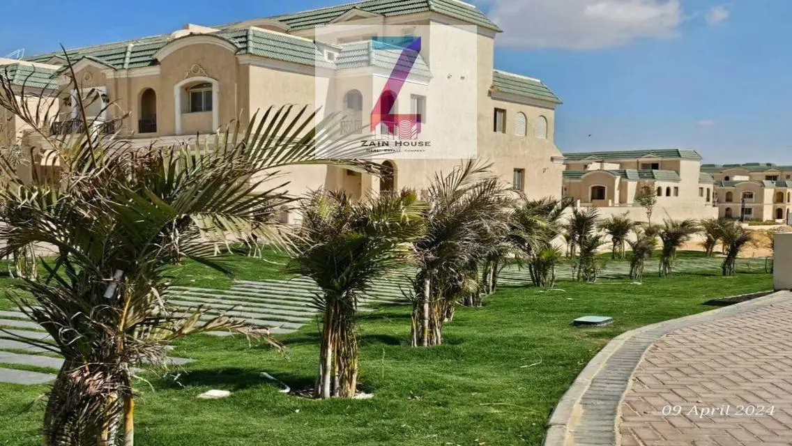 فيلا فاخرة للبيع مع حديقة وشرفة