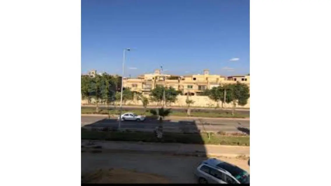 شقة فاخرة بمساحة شاسعة بإطلالة مميزة
