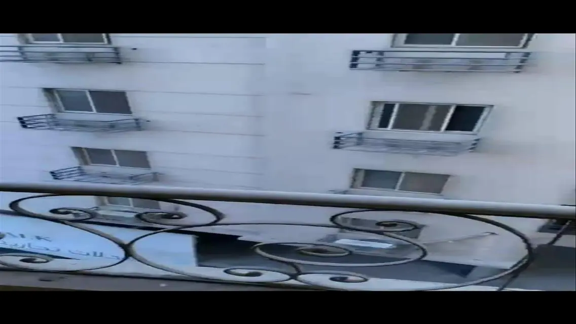 شقة فاخرة للبيع مع شرفة وإطلالة مميزة