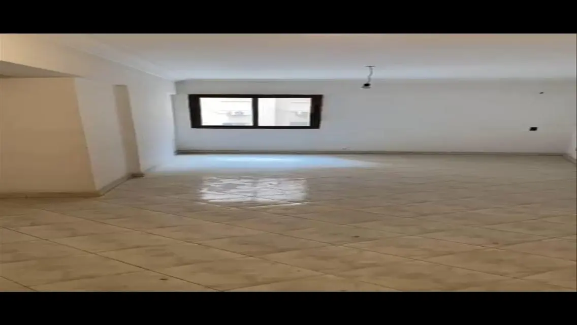شقة فاخرة للبيع مع شرفة وإطلالة مميزة