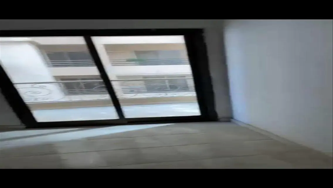 شقة فاخرة للبيع مع شرفة وإطلالة مميزة