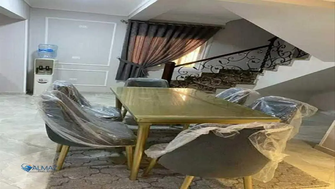 شقة بأمان بتكييف مركزي وإطلالة رائعة