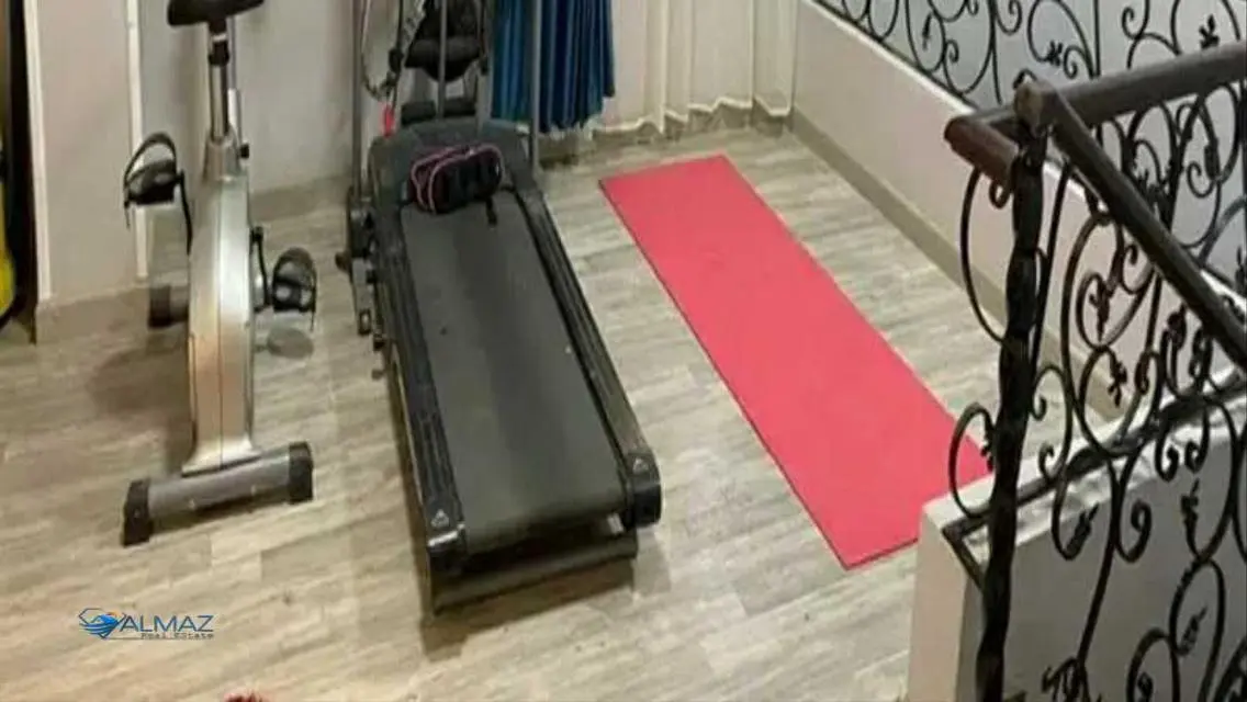 شقة بأمان بتكييف مركزي وإطلالة رائعة