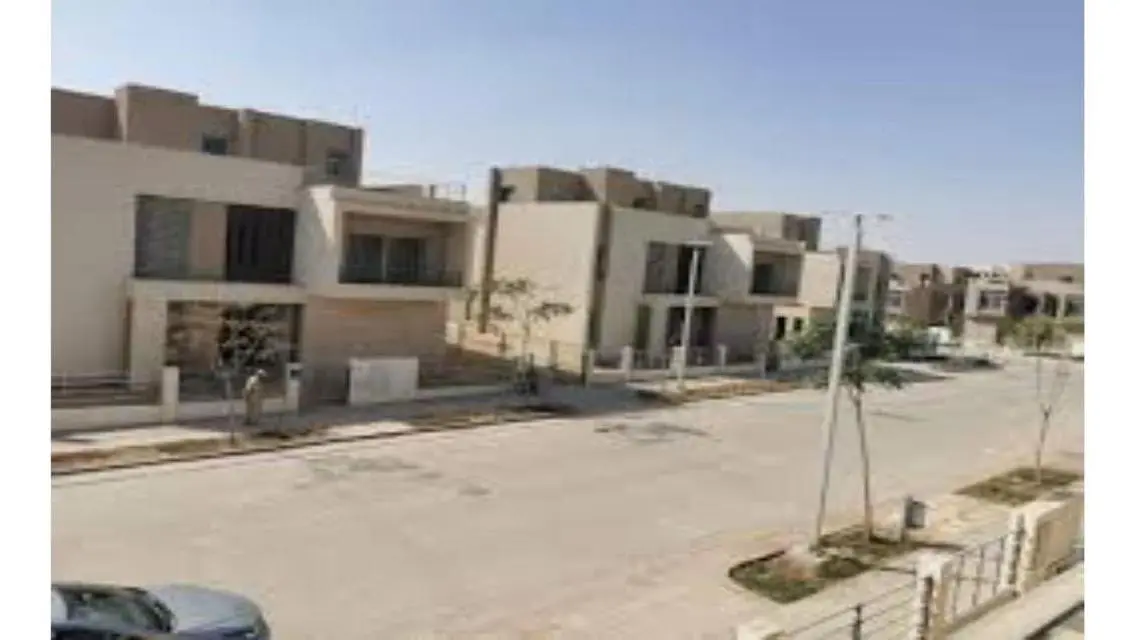 فيلا فاخرة للبيع مع مسبح خاص وحديقة خاصة