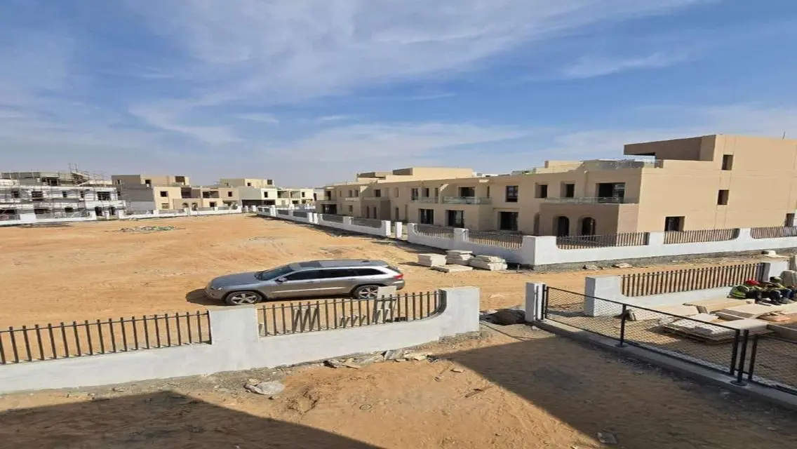 فيلا فاخرة للبيع مع جميع وسائل الراحة في موقع متميز