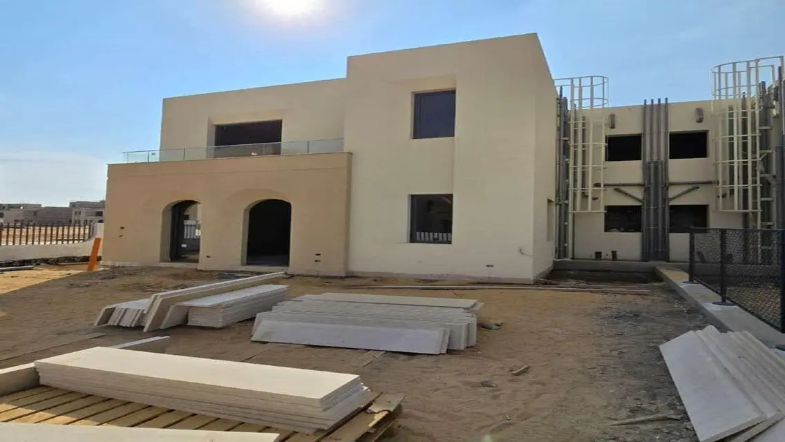 فيلا فاخرة للبيع مع جميع وسائل الراحة في موقع متميز