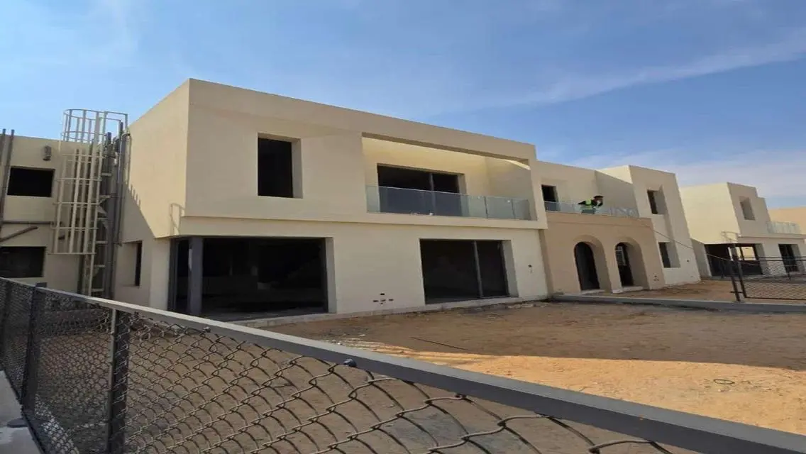 فيلا فاخرة للبيع مع جميع وسائل الراحة في موقع متميز