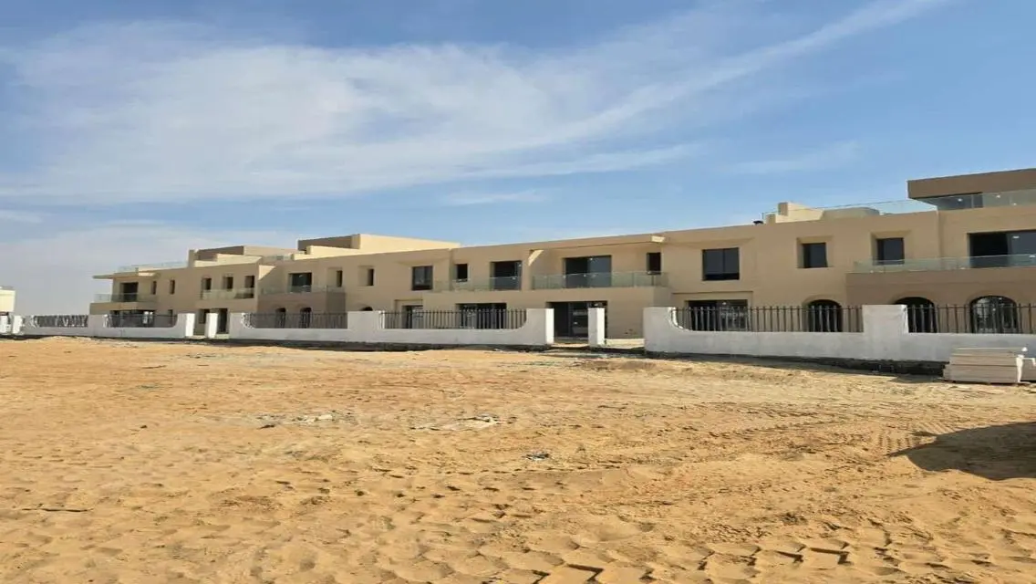 فيلا فاخرة للبيع مع جميع وسائل الراحة في موقع متميز