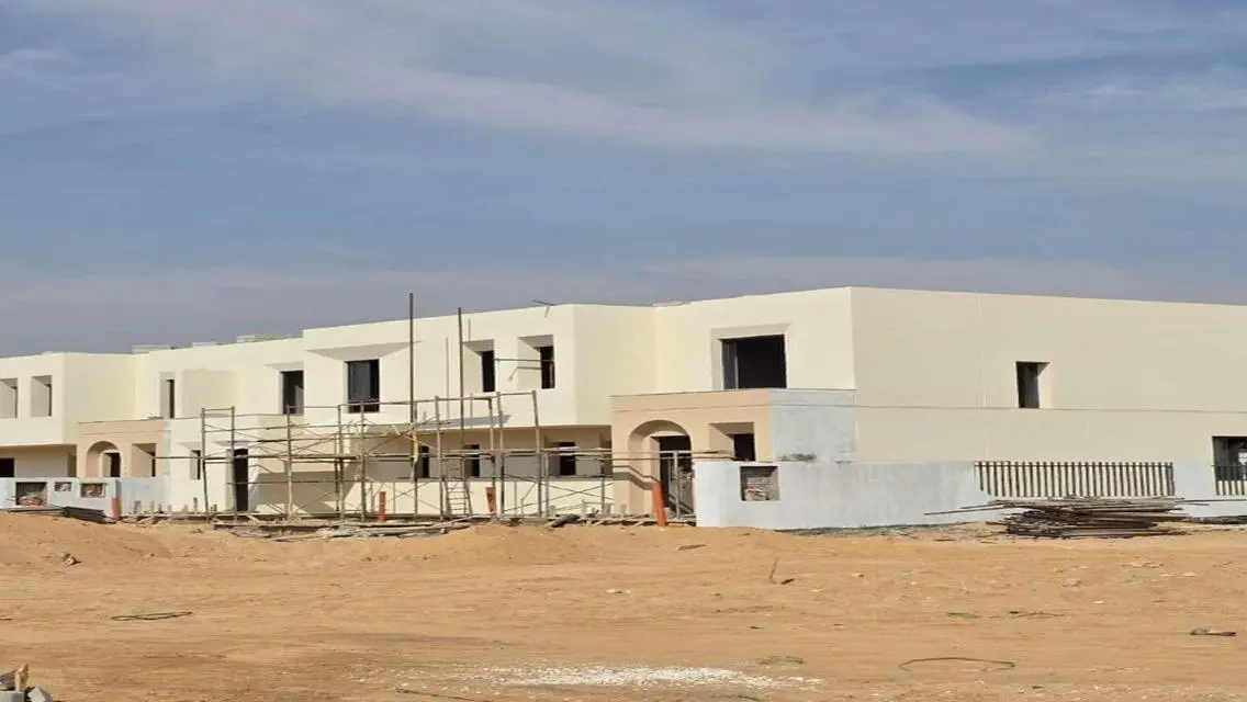 فيلا فاخرة للبيع مع جميع وسائل الراحة في موقع متميز