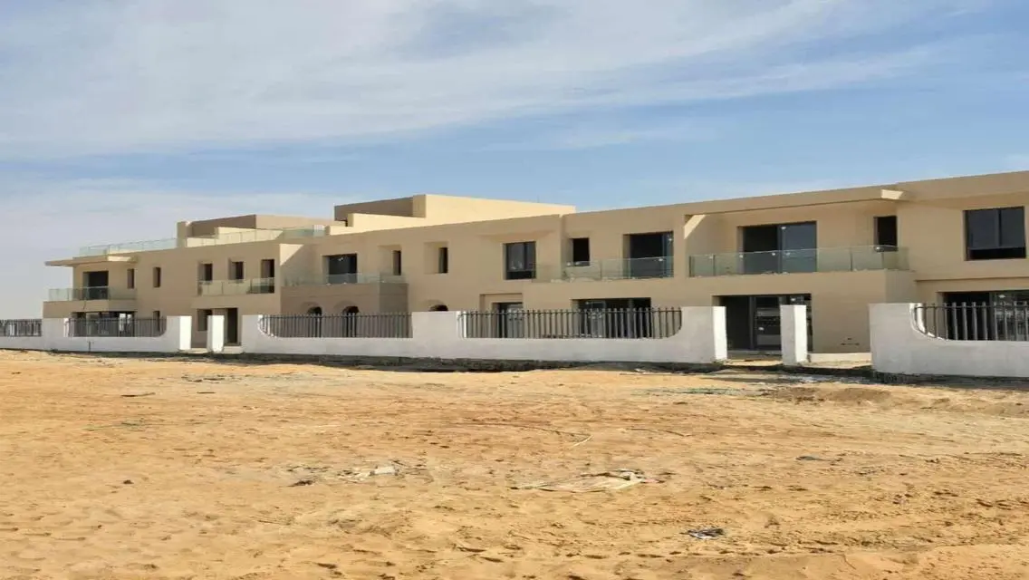 فيلا فاخرة للبيع مع جميع وسائل الراحة في موقع متميز