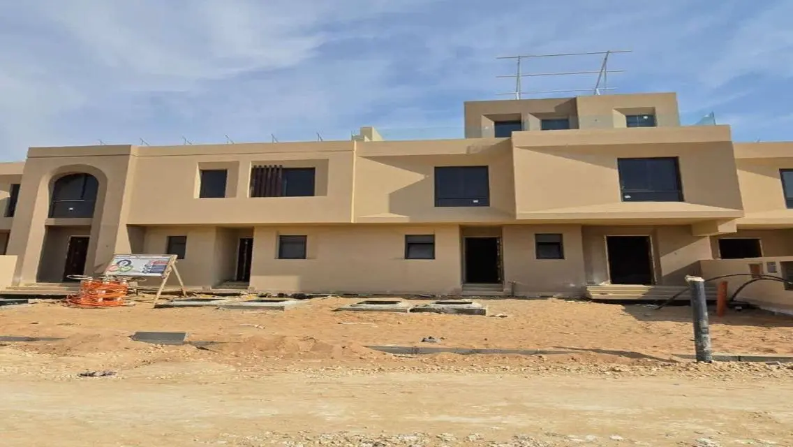 فيلا فاخرة للبيع مع جميع وسائل الراحة في موقع متميز