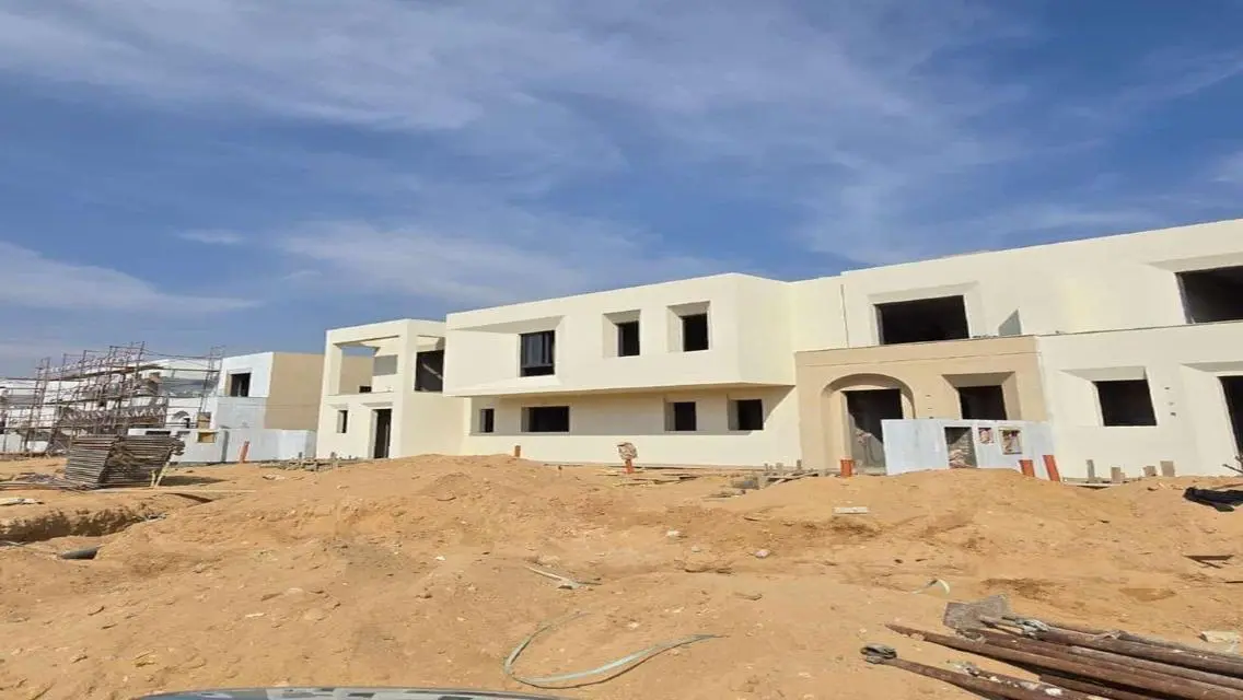 فيلا فاخرة للبيع مع جميع وسائل الراحة في موقع متميز