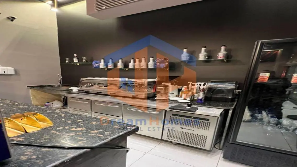 مجمع تجاري متميز للبيع في جميع الفصول