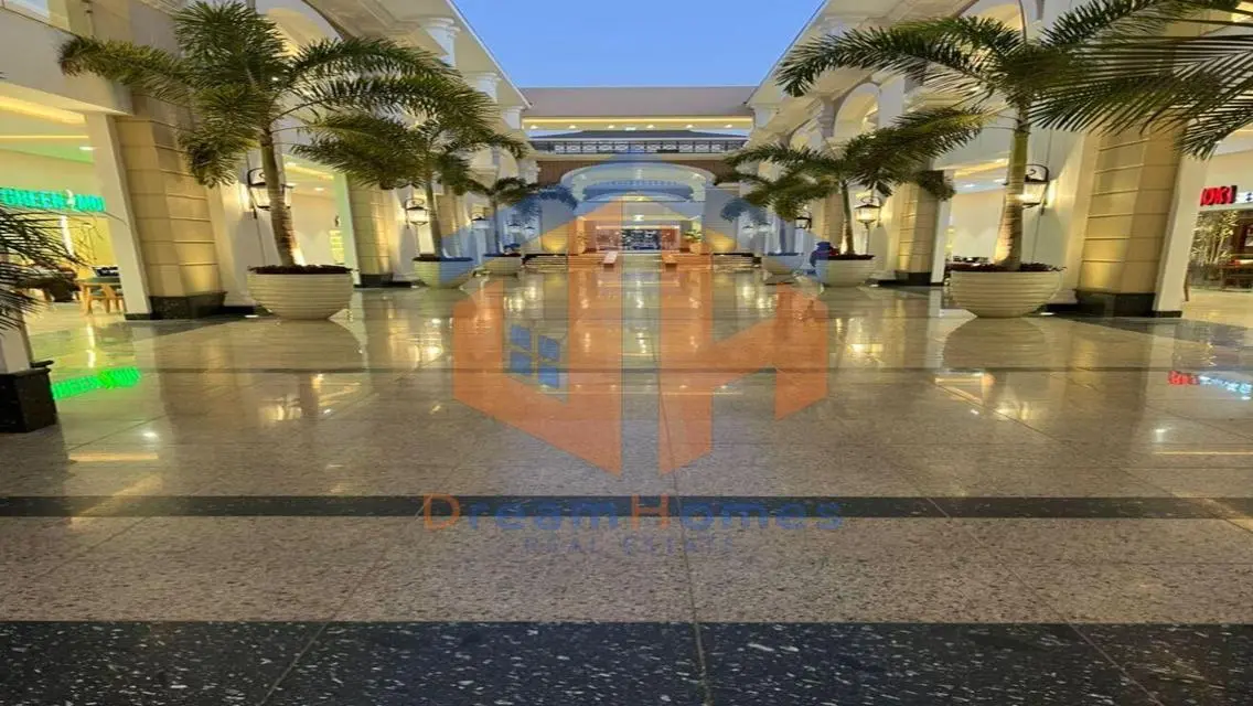 مجمع تجاري متميز للبيع في جميع الفصول