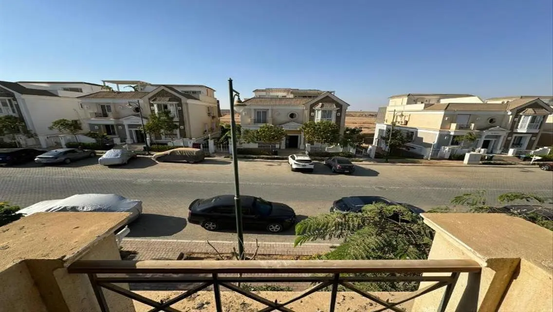 شقة مميزة للبيع بمساحة 2403 متر