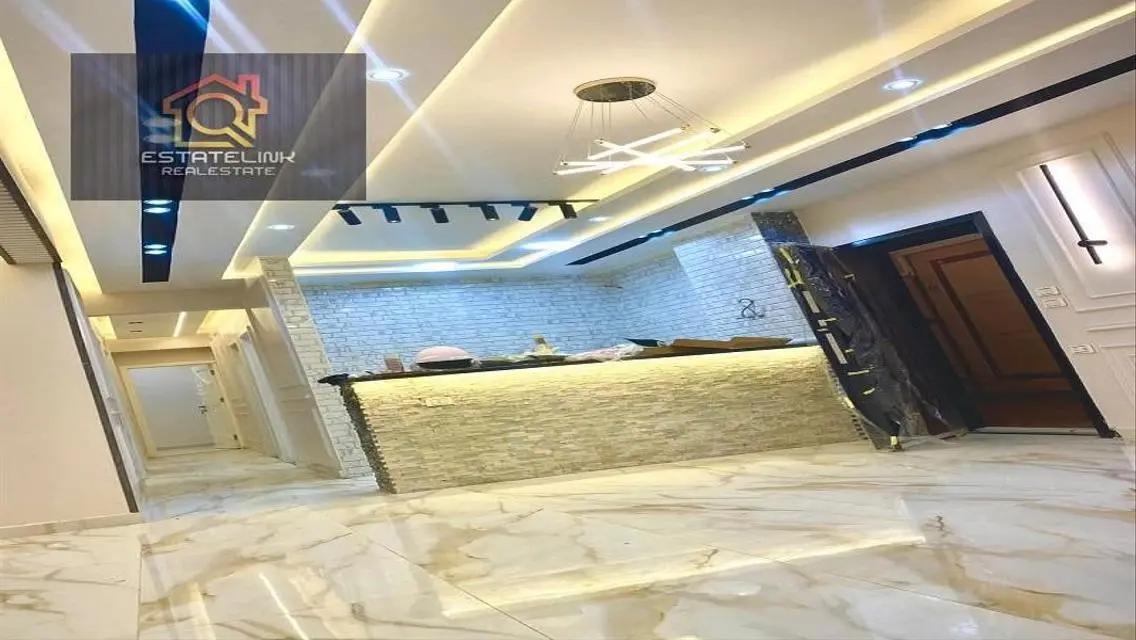 شقة فاخره بمساحة واسعة وحديقة خاصة