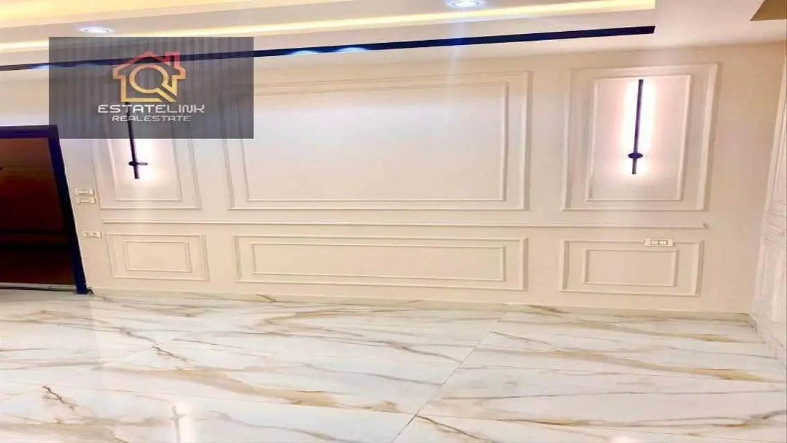 شقة فاخره بمساحة واسعة وحديقة خاصة