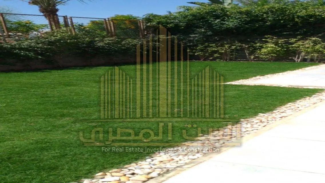 شقة فاخرة مع حديقة خاصة وخدمات متعددة