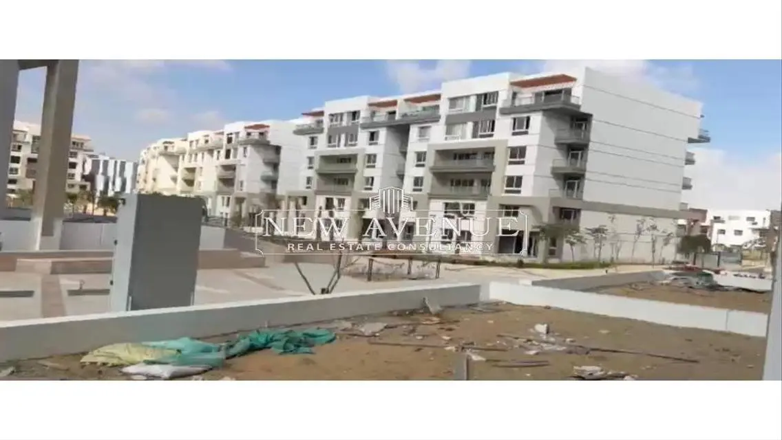 فيلا فاخرة للبيع مع حديقة خاصة ومسبح مشترك