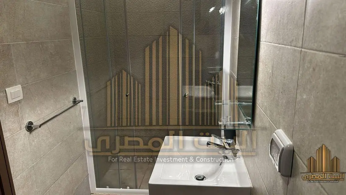 منزل فخم مع حديقة مطلة على البحيرة