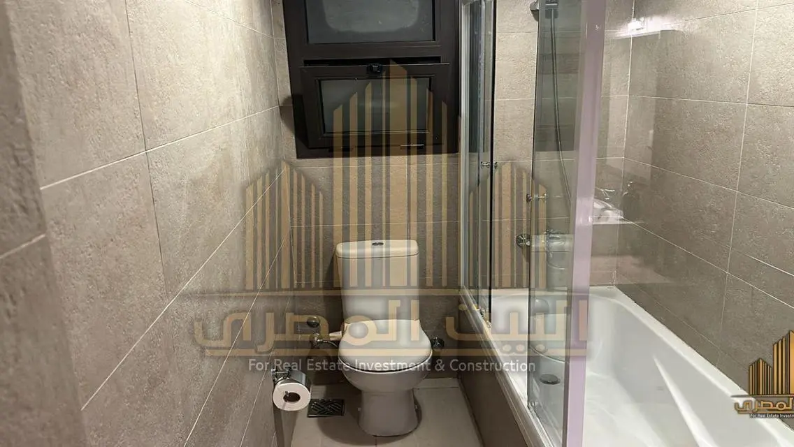 منزل فخم مع حديقة مطلة على البحيرة
