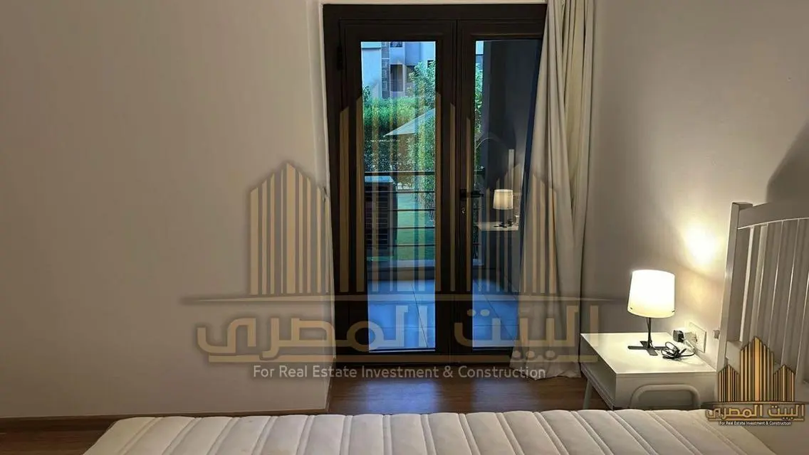 منزل فخم مع حديقة مطلة على البحيرة