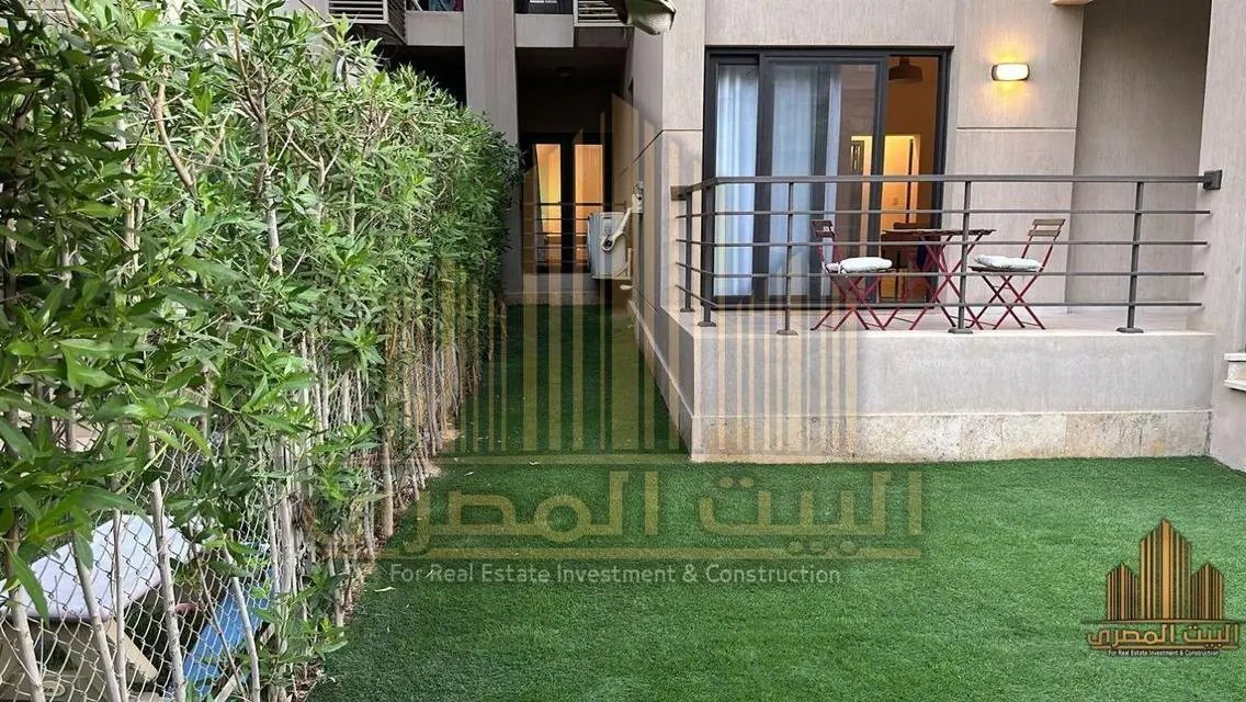 منزل فخم مع حديقة مطلة على البحيرة