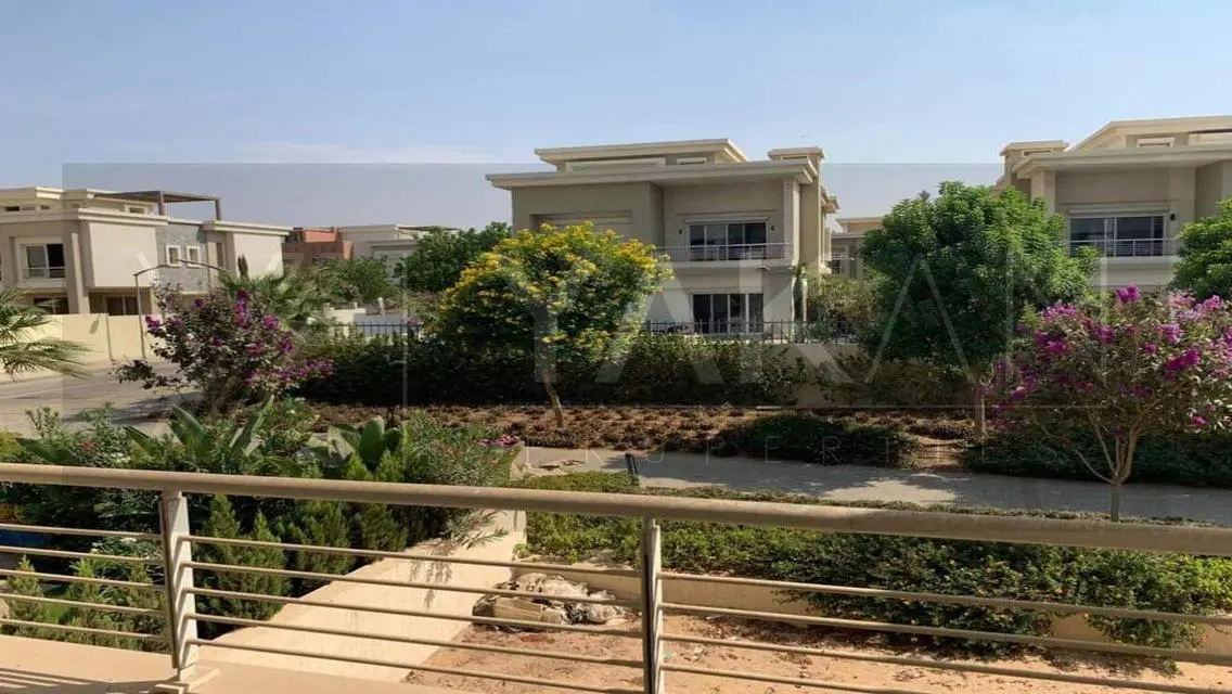 فيلا فاخرة للبيع مطلة على بحيرات