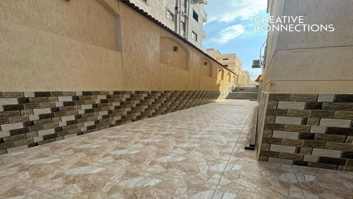 شقة فاخرة بمساحة 500 متر مع شرفة وحديقة خاصة