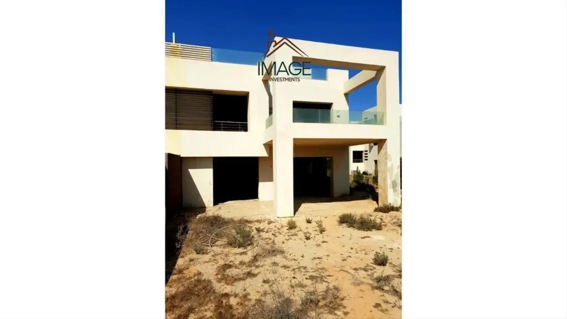 Luxury Villa for Sale with Extensive Amenities