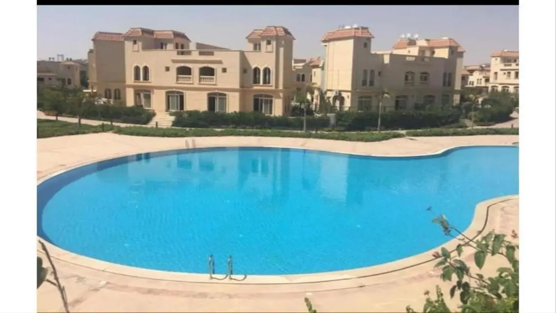 فيلا فاخرة بمسبح خاص وحديقة خاصة للبيع