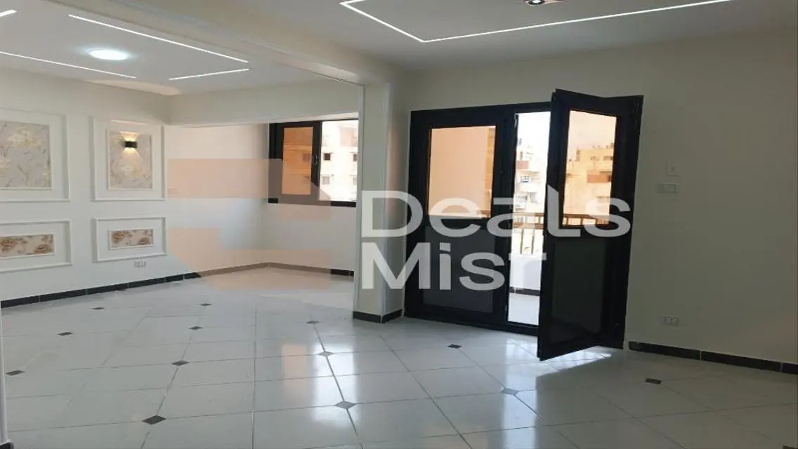 شقة فاخرة للبيع مع غرفة دراسة وشرفة في قلب المدينة