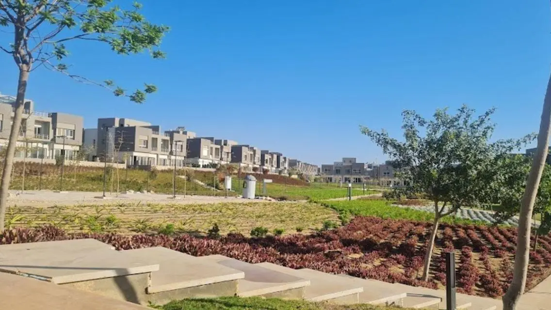 شقة فاخرة بمساحة 320 متر مع حديقة خاصة ومرافق متميزة