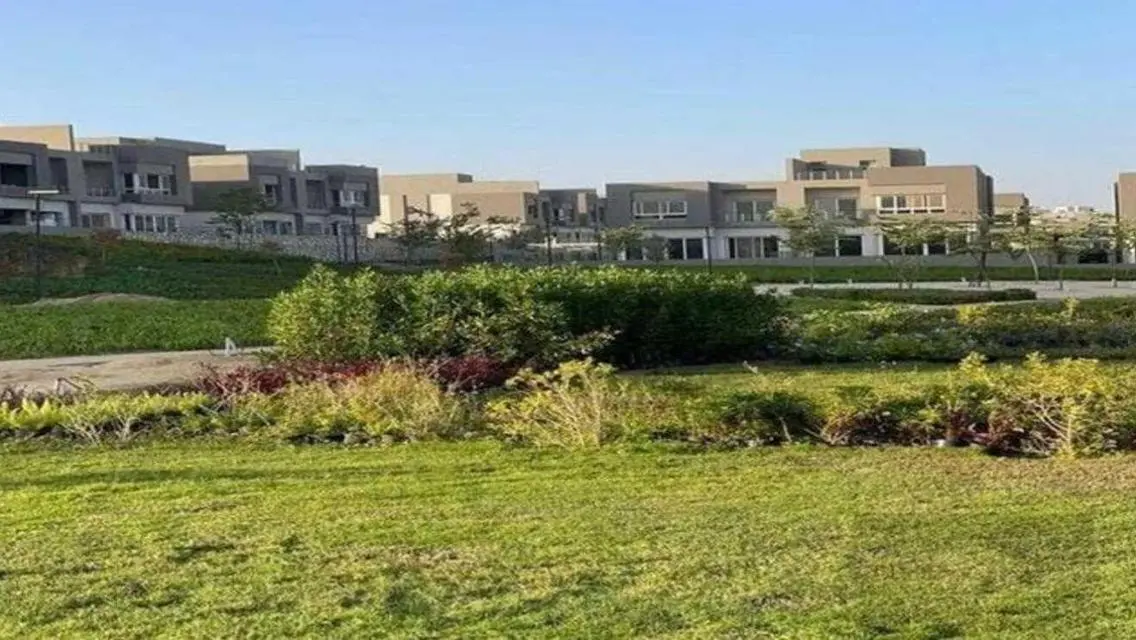 شقة فاخرة بمساحة 320 متر مع حديقة خاصة ومرافق متميزة