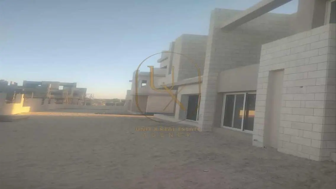 قصر فخم بمساحة شاسعة مع مسبح وحديقة خاصة