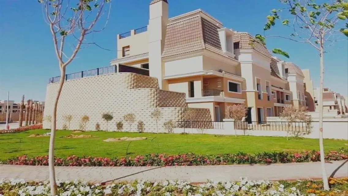 أرض بمساحة استثنائية وسط المرافق الفاخرة