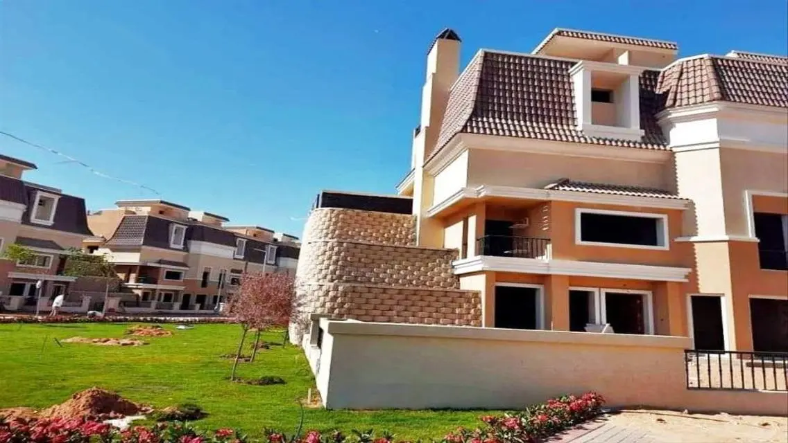 أرض بمساحة استثنائية وسط المرافق الفاخرة