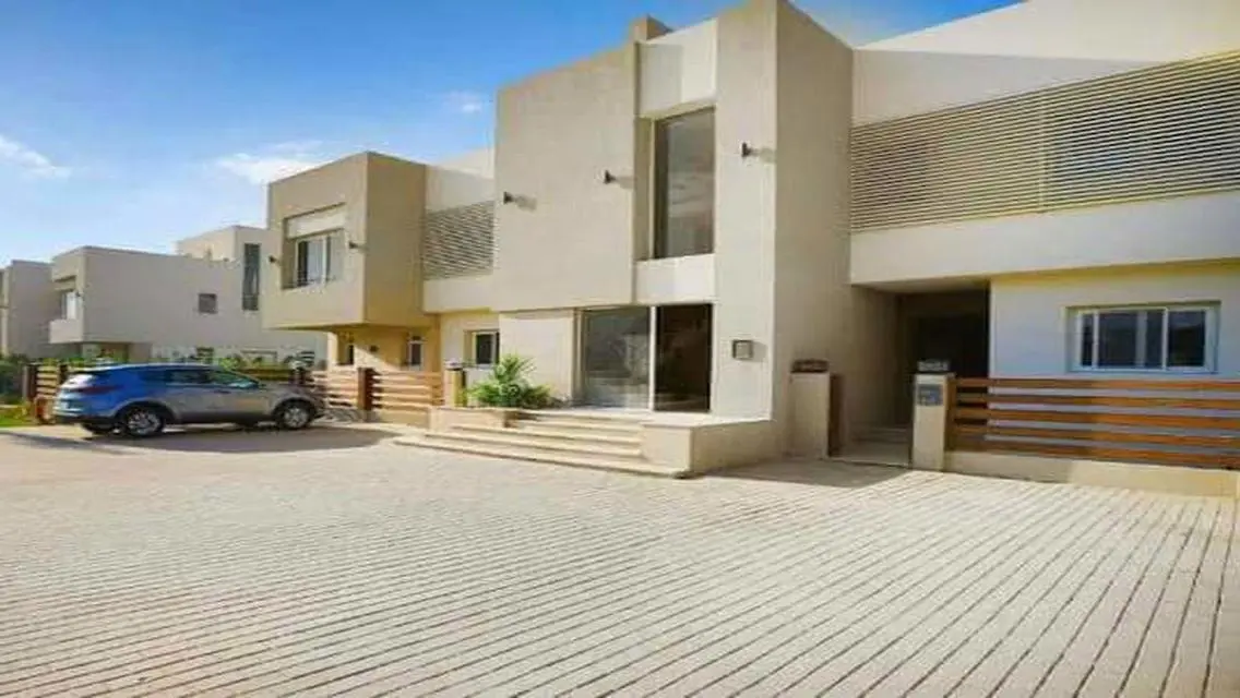 فيلا فاخرة للبيع مع جميع المرافق