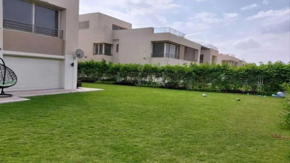 فيلا فاخرة للبيع مع جميع المرافق