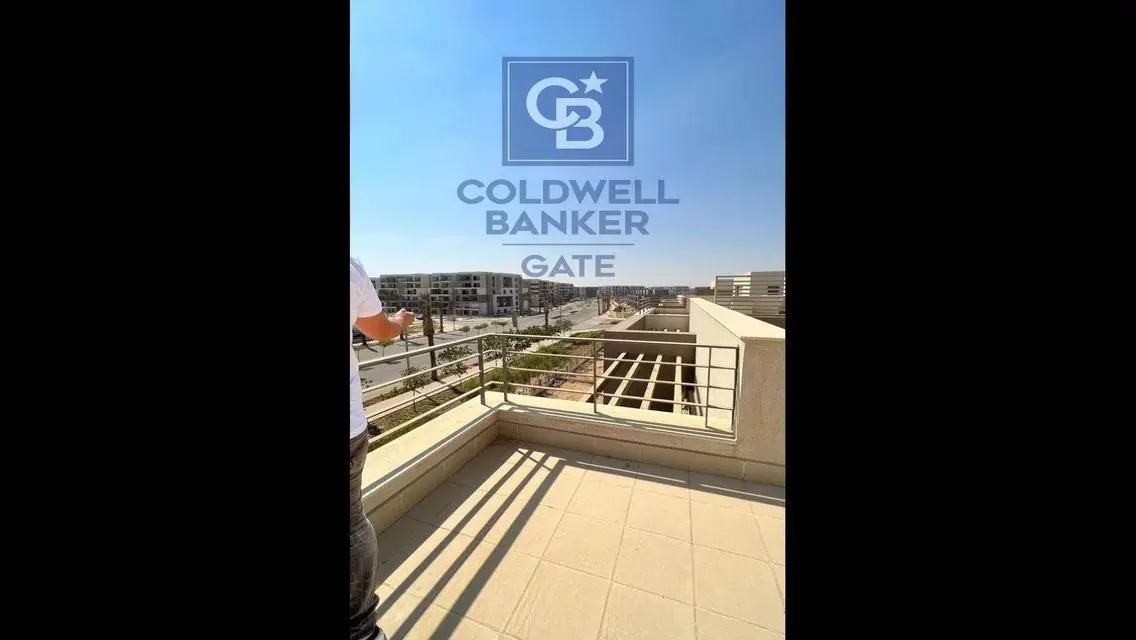 شقة فاخرة بمساحة كبيرة مع شرفة وحارس أمن