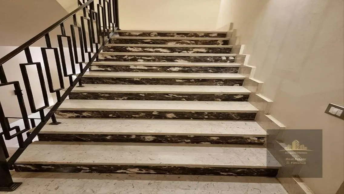 عقار فاخر للبيع مع إطلالة رائعة