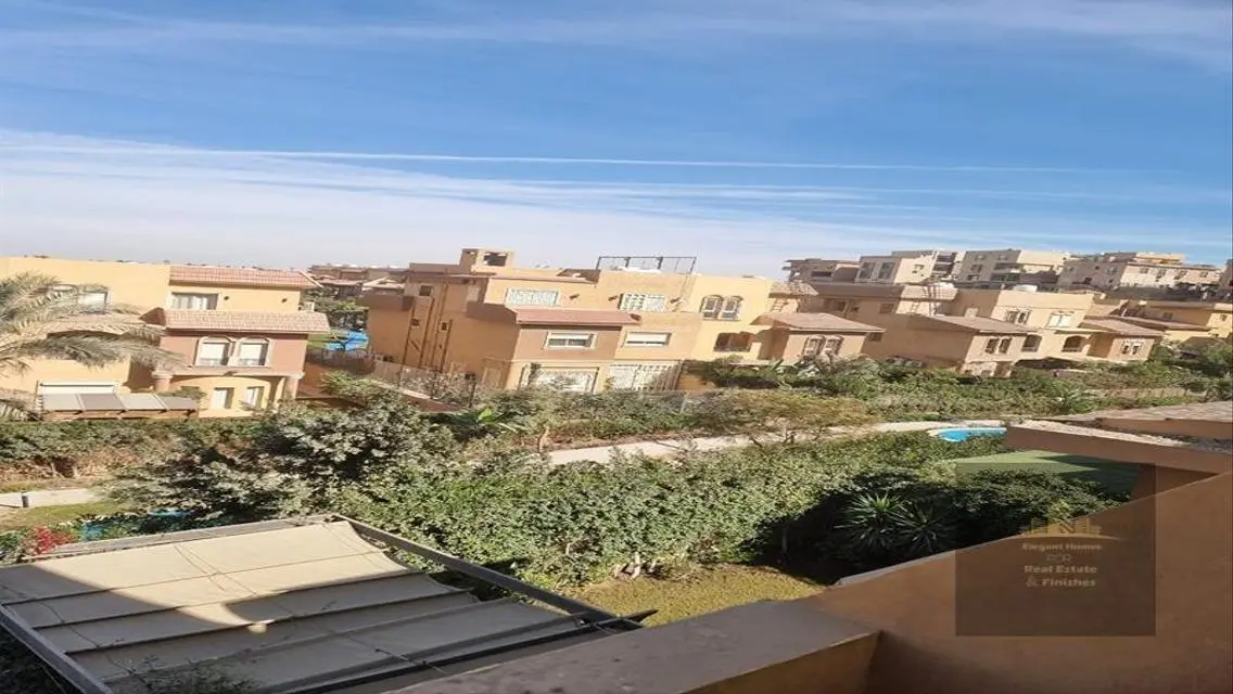 عقار فاخر للبيع مع إطلالة رائعة