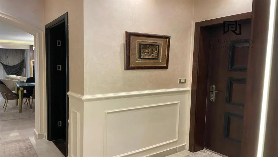 فيلا فاخرة للبيع مع حديقة خاصة