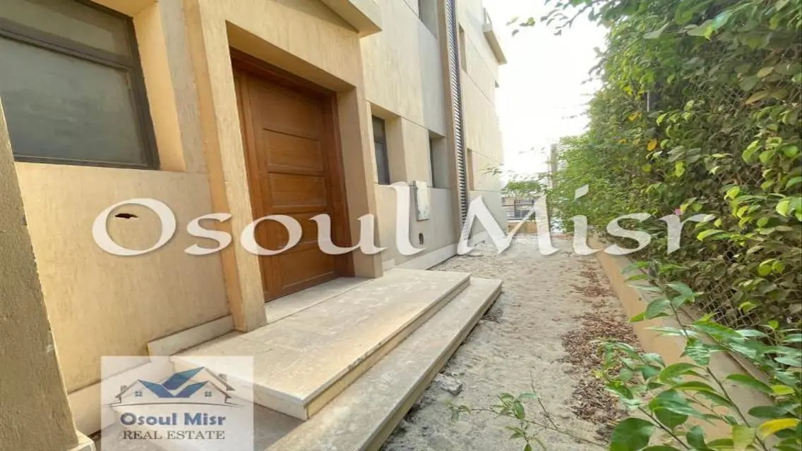 شقة فاخرة بمساحة واسعة مع حديقة خاصة