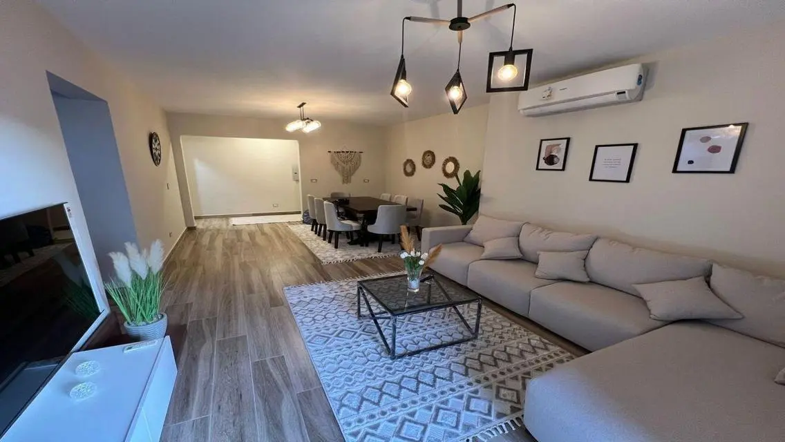 Luxury Apartment with Security Guard Overlooking Key Landmarks