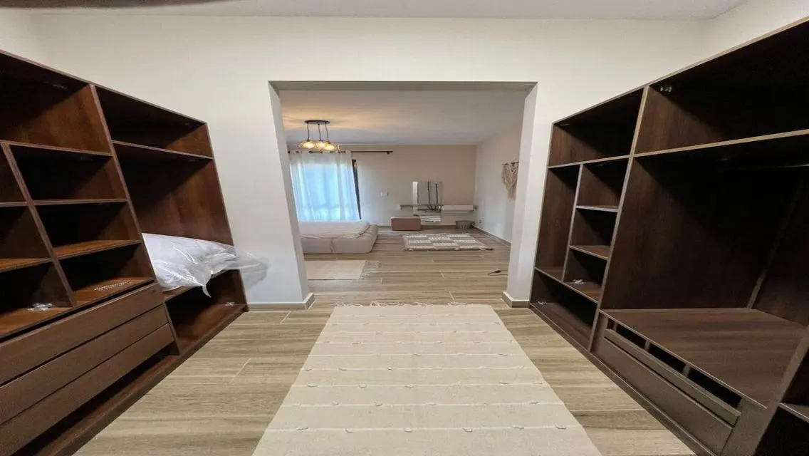 Luxury Apartment with Security Guard Overlooking Key Landmarks