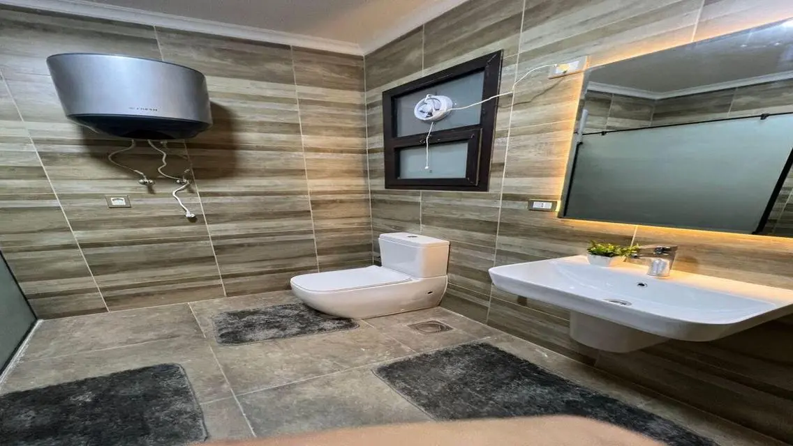 Luxury Apartment with Security Guard Overlooking Key Landmarks